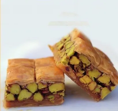 Asia Baklava mit Pistazien im Querschnitt