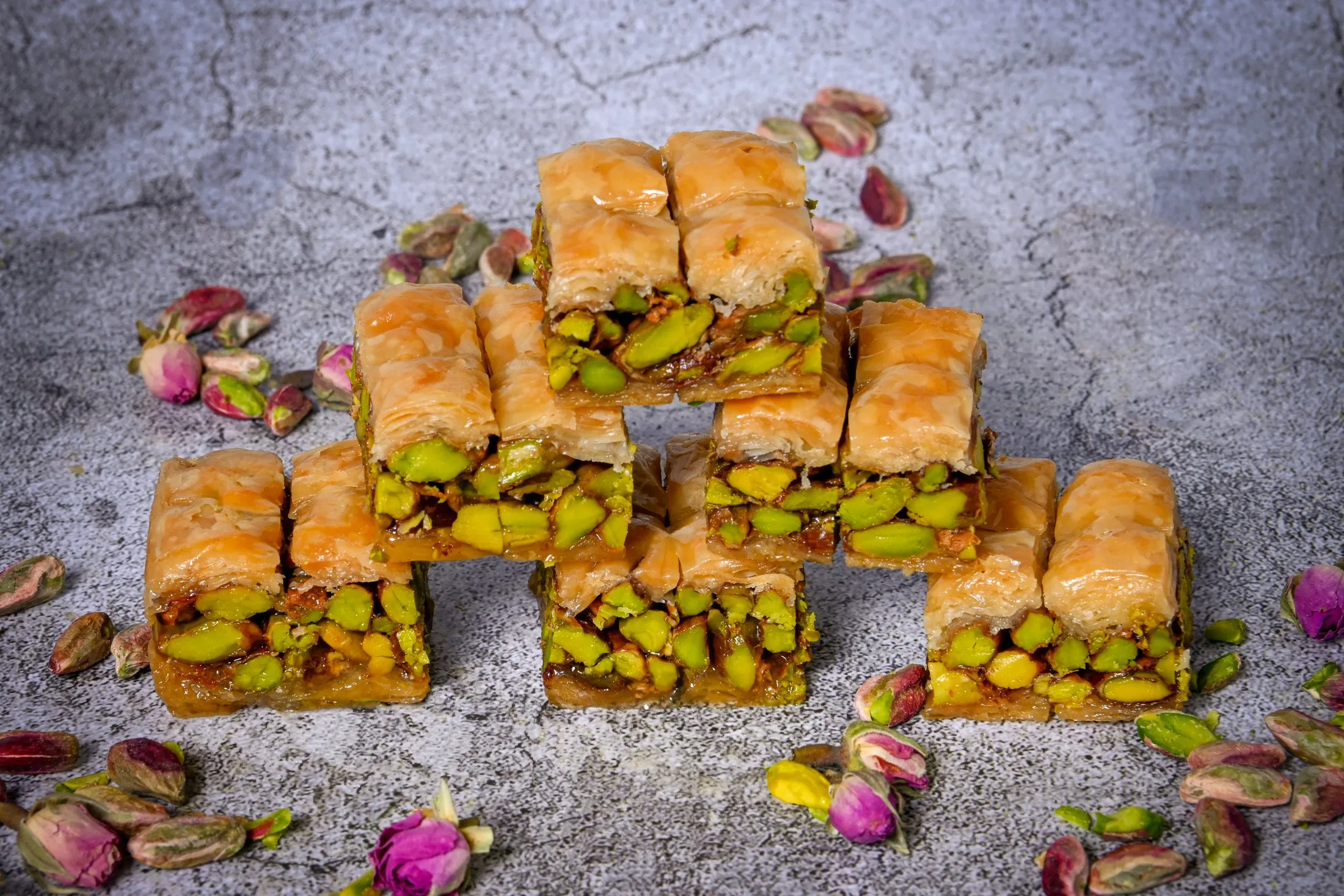 Asia Baklava mit Pistazien, zur Pyramide gestapelt