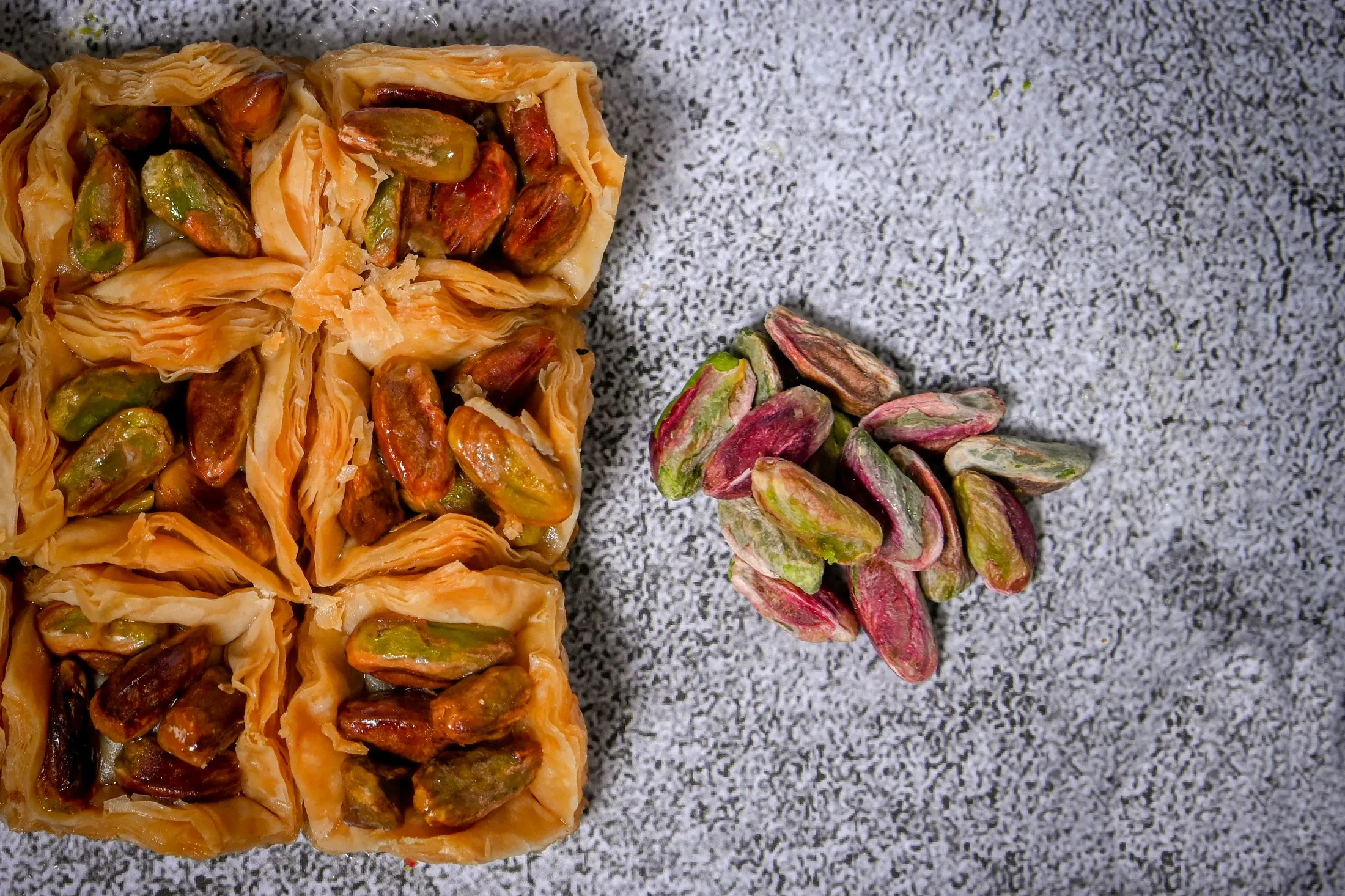 Kol w Shkur Baklava mit Pistazien in offenen Teigtaschen